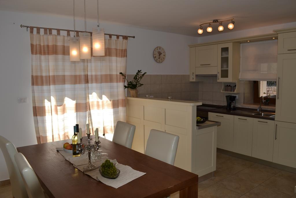Holiday Home Mate Tinjan Quarto foto