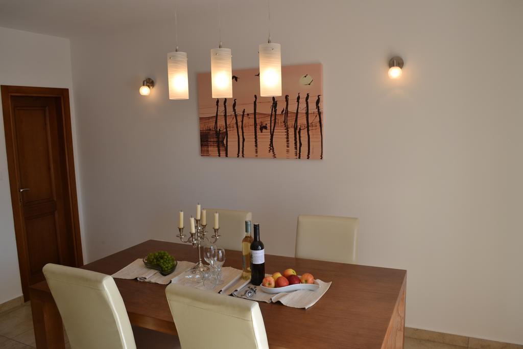 Holiday Home Mate Tinjan Quarto foto