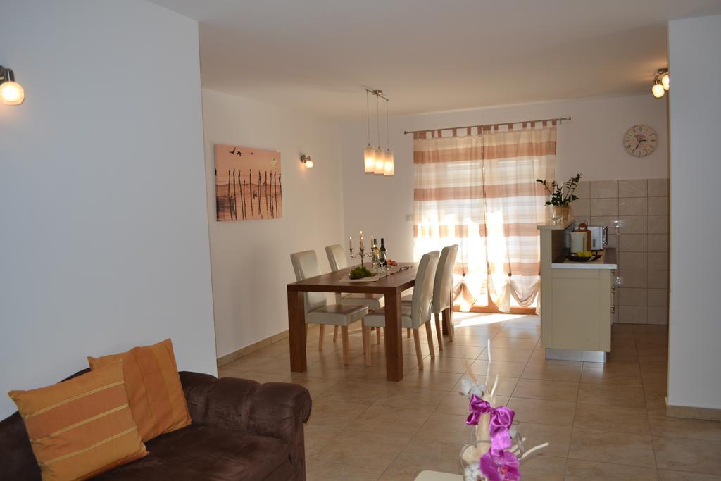 Holiday Home Mate Tinjan Quarto foto