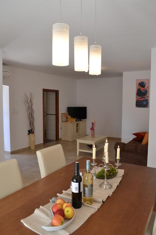 Holiday Home Mate Tinjan Quarto foto
